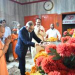 गोरखपुर टाटा संस के चेयरमैन ने सीएम योगी आदित्यनाथ के साथ किए गुरु गोरखनाथ के दर्शन।