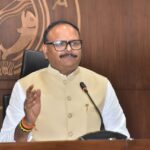 लखनऊ – यूपी के लापरवाह स्वास्थ्य कर्मियों पर गिरी गाज,लापरवाही पर डिप्टी CM ब्रजेश पाठक का एक्शन।