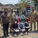 नोएडा थाना फेस-1 पुलिस ने 3 अन्तर्राज्यीय वाहन चोरो को किया गिरफ्तार,कब्जे से 17 चोरी की मोटरसाइकिल/स्कूटी,स्नैचिंग के 8 मोबाइल बरामद।
