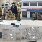 ग्रेटर नोएडा थाना सूरजपुर पुलिस ने चोरी करने वाले अंतर्जनपदीय गिरोह का किया पर्दाफाश,4 अभियुक्त गिरफ्तार,कब्जे से चोरी के आभूषण कीमत लगभग 50 लाख रूपये,1 लाख 65 हजार रुपये नगद,1 ऑटो व 3 अवैध चाकू बरामद।