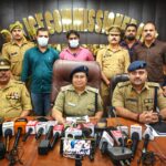 नोएडा थाना सेक्टर-20 पुलिस व SOG टीम द्वारा संयुक्त रूप से कार्रवाई करते हुए साड़ियों में छिपाकर गांजा तस्करी करने वाले गैंग का किया पर्दाफाश,2 शातिर गांजा तस्कर गिरफ्तार,कब्जे से 37 किलो गांजा बरामद,गांजे की कीमत 25 लाख।
