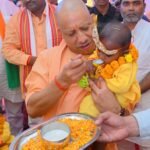 बलरामपुर मुख्यमंत्री योगी आदित्यनाथ ने कराया बच्चों का अन्नप्राशन, स्टॉल आदि का किया अवलोकन।